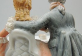 Vintage Figura de Porcelana Pareja Tomando Te Bonitos Detalles Piezas de Colección