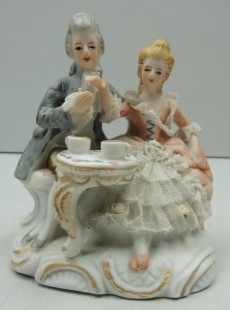 Vintage Figura de Porcelana Pareja Tomando Te Bonitos Detalles Piezas de Colección