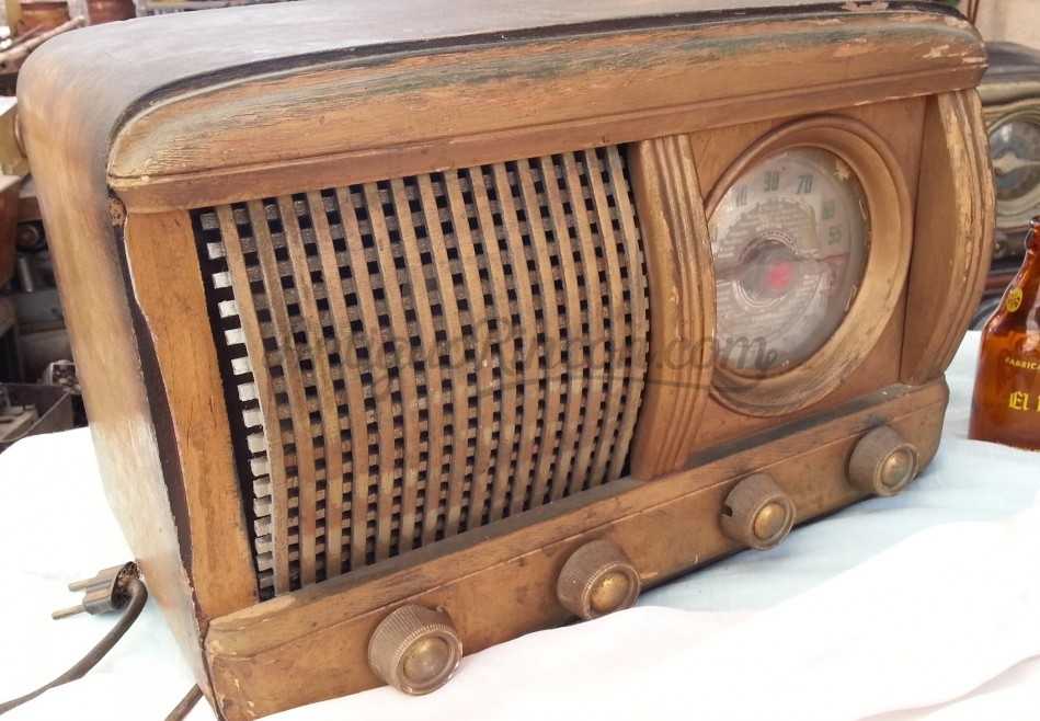 Radio de válvulas antigua. Precioso objeto años 60-70