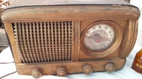 Radio de válvulas antigua. Precioso objeto años 60-70