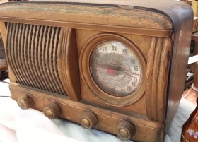 Radio de válvulas antigua. Precioso objeto años 60-70