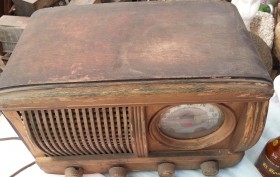 Radio de válvulas antigua. Precioso objeto años 60-70