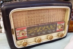 Radio de válvulas antigua. Precioso objeto años 60