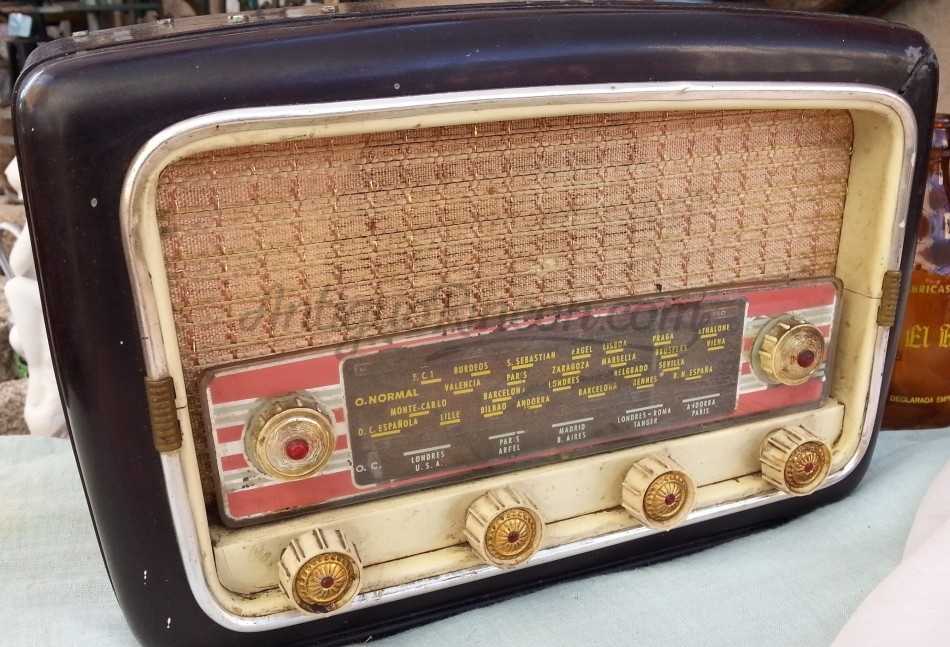 Radio de válvulas antigua. Precioso objeto años 60