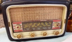 Radio de válvulas antigua. Precioso objeto años 60