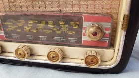 Radio de válvulas antigua. Precioso objeto años 60