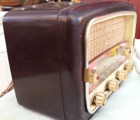 Radio de válvulas antigua. Precioso objeto años 60