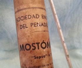 Mostómetro antiguo de vieja bodega. Años 40. Medidor de grados del alcohol.