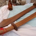 Espadas de madera maciza. Calidad. Para atrezzo o re-decoración.