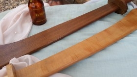 Espadas de madera maciza. Calidad. Para atrezzo o re-decoración.