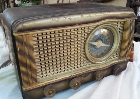 Radio de válvulas antigua. Marca UNIVERSAL. Precioso objeto años 60-70