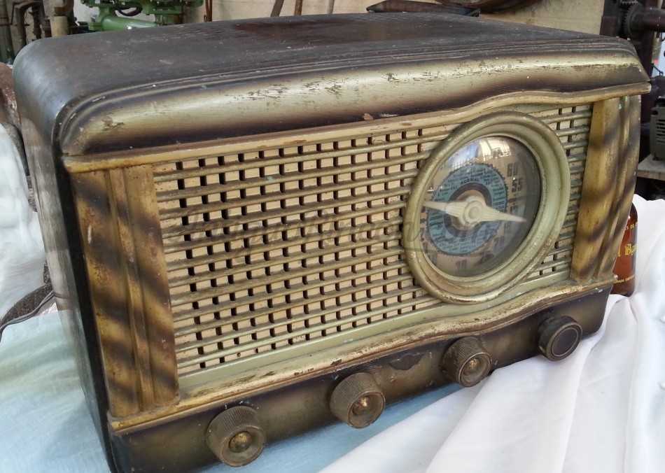 Radio de válvulas antigua. Marca UNIVERSAL. Precioso objeto años 60-70