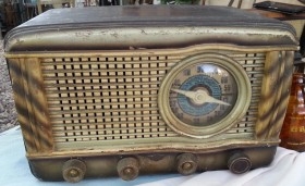 Radio de válvulas antigua. Marca UNIVERSAL. Precioso objeto años 60-70