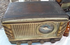 Radio de válvulas antigua. Marca UNIVERSAL. Precioso objeto años 60-70