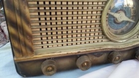 Radio de válvulas antigua. Marca UNIVERSAL. Precioso objeto años 60-70