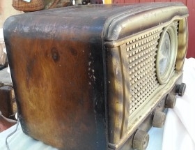 Radio de válvulas antigua. Marca UNIVERSAL. Precioso objeto años 60-70