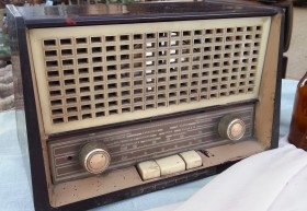 Radio de válvulas antigua. Marca PHILILPS. Precioso objeto años 60-70