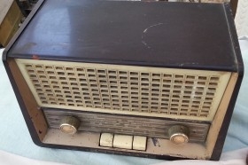 Radio de válvulas antigua. Marca PHILILPS. Precioso objeto años 60-70