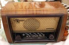 Radio de válvulas antigua. Marca TELEFUNKEN BARCAROLA II. Gran objeto años 60-70