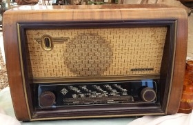 Radio de válvulas antigua. Marca TELEFUNKEN BARCAROLA II. Gran objeto años 60-70