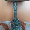 Lámpara de mesa años 70. Preciosa decoración cerámica de su mástil.