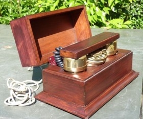 Teléfono antiguo. Años 40. Con dos campanas. Estilo barroco. Antique phone