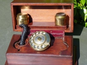 Teléfono antiguo. Años 40. Con dos campanas. Estilo barroco. Antique phone