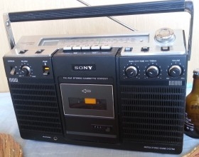 Radio-cassette. Marca SONY. Viejo aparato para piezas o decoración.