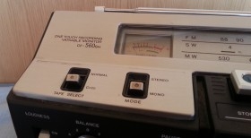 Radio-cassette. Marca SONY. Viejo aparato para piezas o decoración.