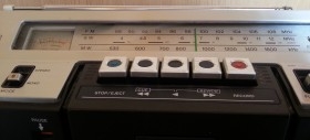 Radio-cassette. Marca SONY. Viejo aparato para piezas o decoración.