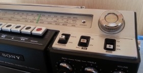 Radio-cassette. Marca SONY. Viejo aparato para piezas o decoración.