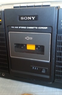 Radio-cassette. Marca SONY. Viejo aparato para piezas o decoración.