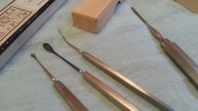 Bisturís. Colección de 5 instrumentos quirúrgicos. Buena conservación.