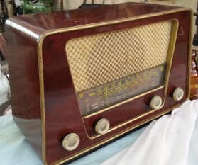 Radio de válvulas antigua. Marca INTER BERING. Precioso objeto años 60-70