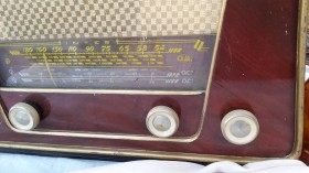 Radio de válvulas antigua. Marca INTER BERING. Precioso objeto años 60-70