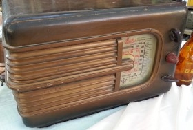 Radio de válvulas antigua. Marca IBERIA CORSARIO. Precioso objeto años 60-70