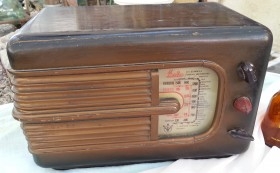 Radio de válvulas antigua. Marca IBERIA CORSARIO. Precioso objeto años 60-70