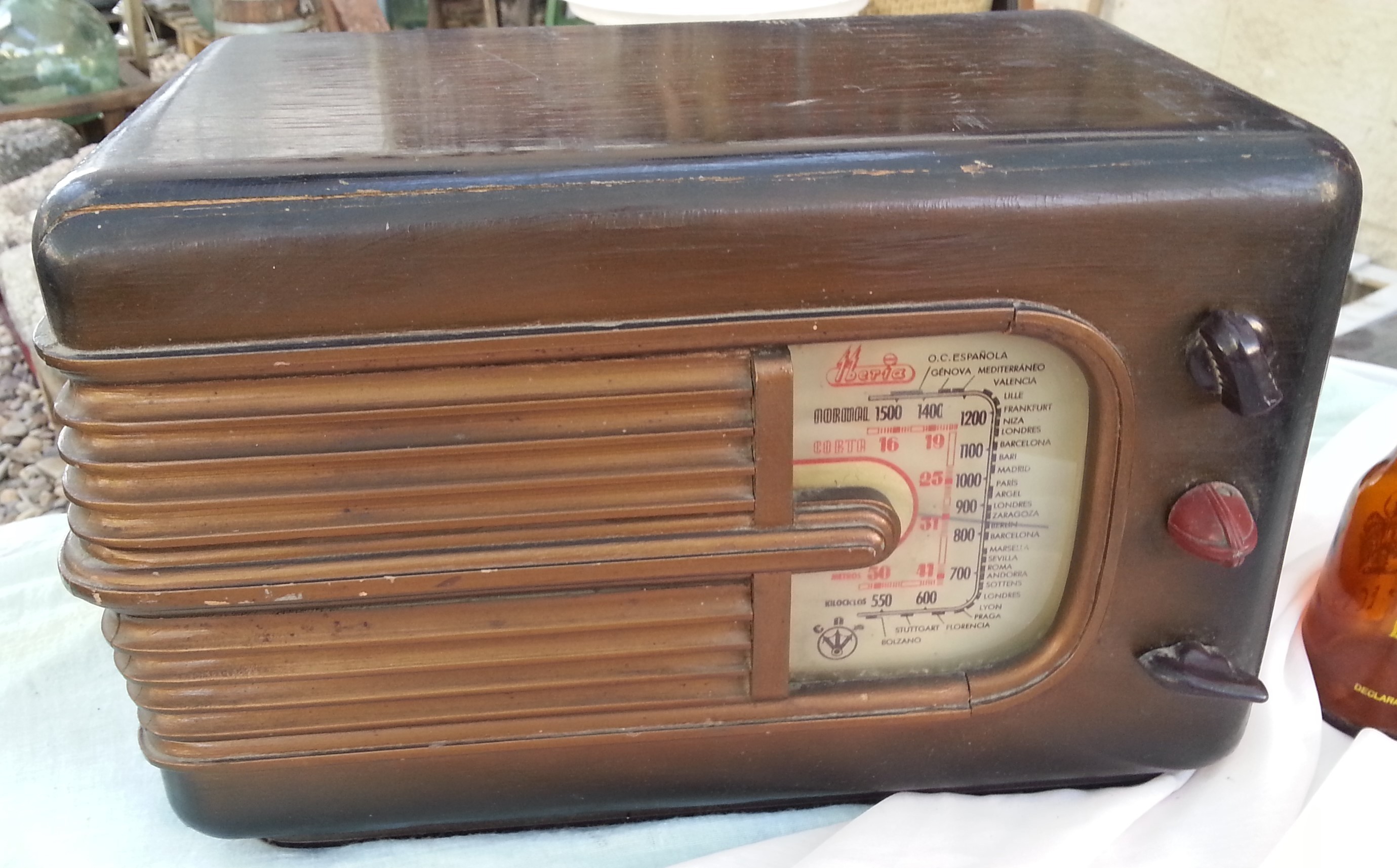 Radio de válvulas antigua. Marca IBERIA CORSARIO. Precioso objeto años