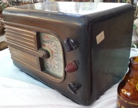 Radio de válvulas antigua. Marca IBERIA CORSARIO. Precioso objeto años 60-70