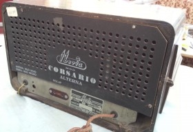 Radio de válvulas antigua. Marca IBERIA CORSARIO. Precioso objeto años 60-70