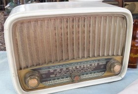 Radio de válvulas antigua. Marca PHILIPS. Precioso objeto años 60-70