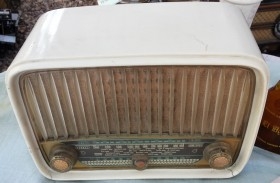 Radio de válvulas antigua. Marca PHILIPS. Precioso objeto años 60-70