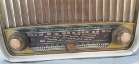 Radio de válvulas antigua. Marca PHILIPS. Precioso objeto años 60-70