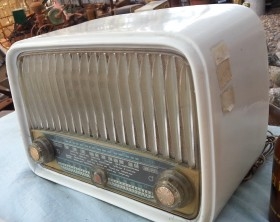 Radio de válvulas antigua. Marca PHILIPS. Precioso objeto años 60-70