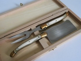 Cuchillo para queso con tenedor en caja de madera. Mangos de hueso. Años 70. Maravilloso conjunto.