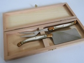 Cuchillo para queso con tenedor en caja de madera. Mangos de hueso. Años 70. Maravilloso conjunto.