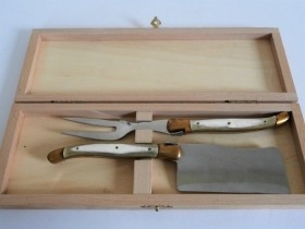 Cuchillo para queso con tenedor en caja de madera. Mangos de hueso. Años 70. Maravilloso conjunto.