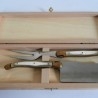 Cuchillo para queso con tenedor en caja de madera. Mangos de hueso. Años 70. Maravilloso conjunto.