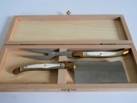 Cuchillo para queso con tenedor en caja de madera. Mangos de hueso. Años 70. Maravilloso conjunto.