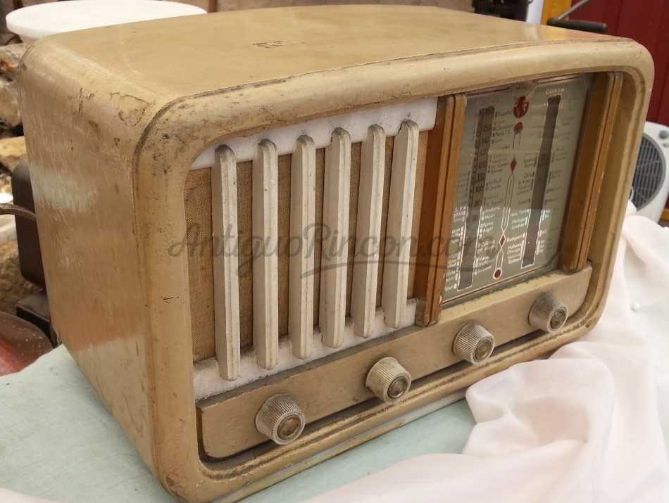 Radio de válvulas antigua. Marca S.R.T. DIEGSON. Precioso objeto años 60-70